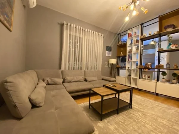 Tirane, shitet 3 Katshe Kati 3, 360 m² 360.000 € (Spitali ushtarak)