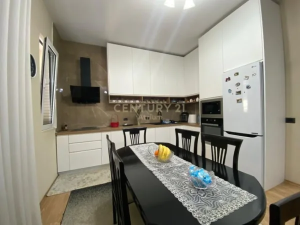 Tirane, shitet 3 Katshe Kati 3, 360 m² 360.000 € (Spitali ushtarak)