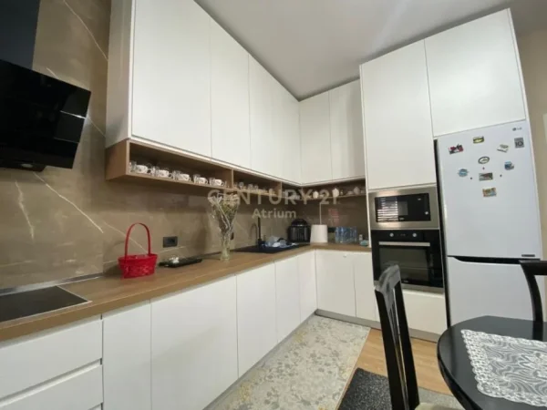 Tirane, shitet 3 Katshe Kati 3, 360 m² 360.000 € (Spitali ushtarak)