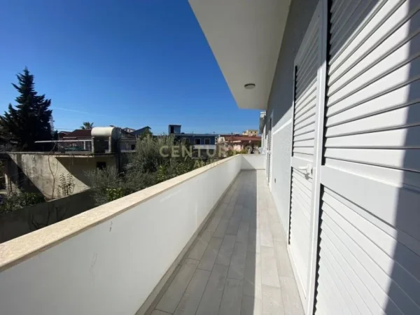 Tirane, shitet 3 Katshe Kati 3, 360 m² 360.000 € (Spitali ushtarak)