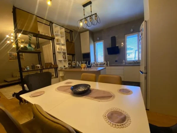 Tirane, shitet 3 Katshe Kati 3, 360 m² 360.000 € (Spitali ushtarak)