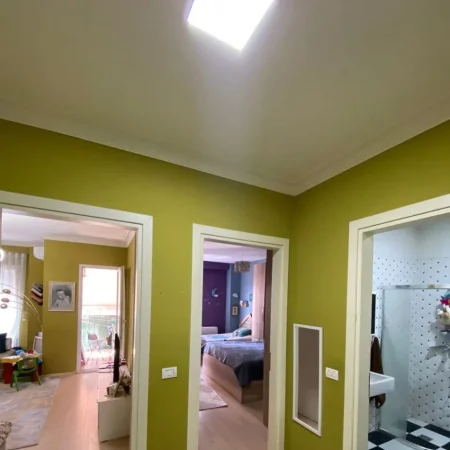 Tirane, shes apartament 1+1+Ballkon Kati 2, 76 m² 165.000 € (Ali demi)