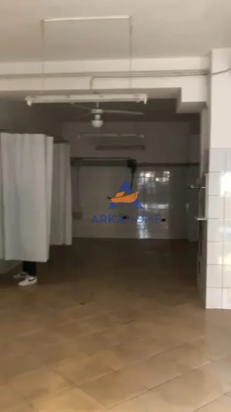 Vlore, shitet dyqan Kati 0, 75 m² 120.000 € (28 NENTORI)