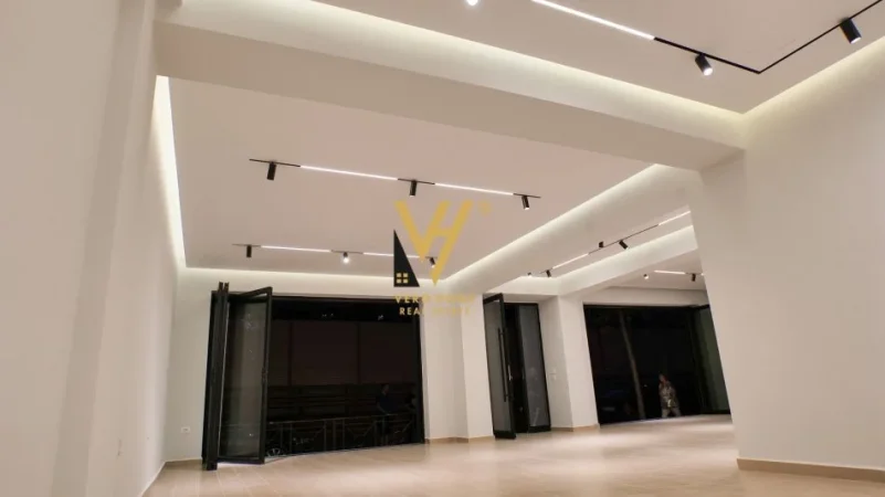 Tirane, jepet me qera dyqan Kati 0, 130 m² 2.600 € (KOMUNA E PARISIT)