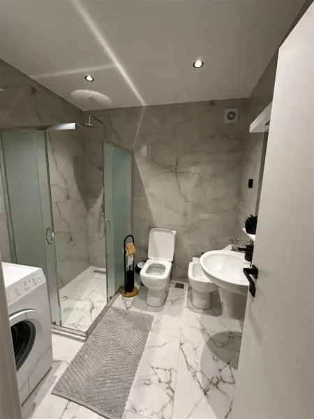 Tirane, jepet me qera apartament 1+1 Kati 5, 73 m² 600 € (Komuna e Parisit)