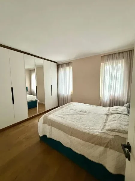 Tirane, jepet me qera apartament 1+1 , 70 m² 900 € (Rruga e Kosovarve)