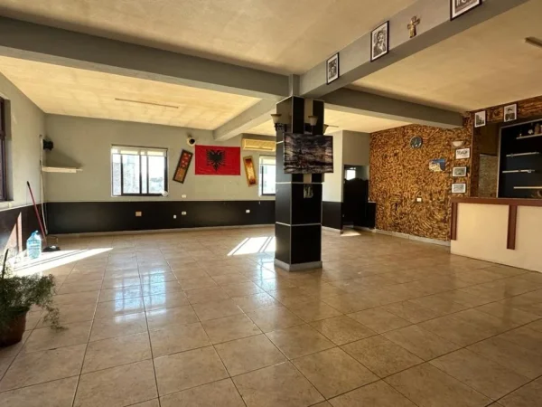 Tirane, jepet me qera ambjent biznesi Kati 1, 261 m² 700 € (Laprake)