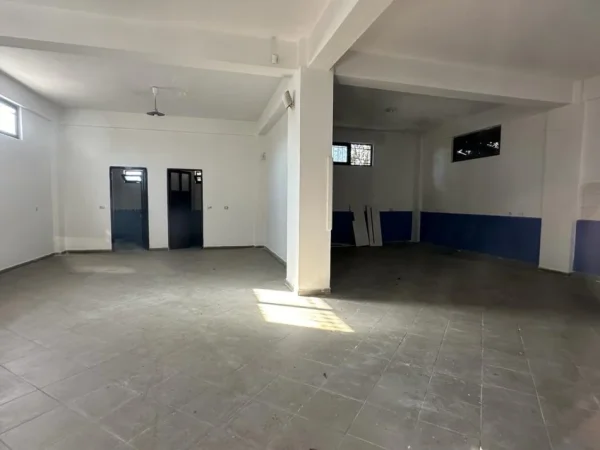 Tirane, jepet me qera ambjent biznesi Kati 1, 261 m² 700 € (Laprake)