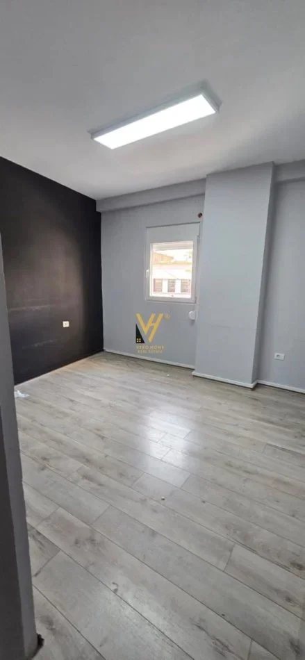 Tirane, jepet me qera zyre Kati 2, 60 m² 550 € (MYSLYM SHYR)