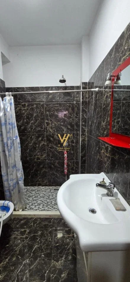 Tirane, jepet me qera zyre Kati 2, 60 m² 550 € (MYSLYM SHYR)