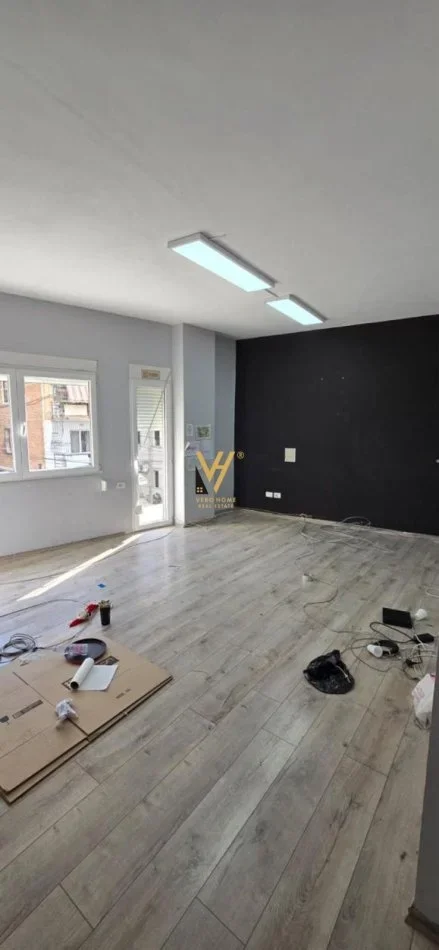 Tirane, jepet me qera zyre Kati 2, 60 m² 550 € (MYSLYM SHYR)