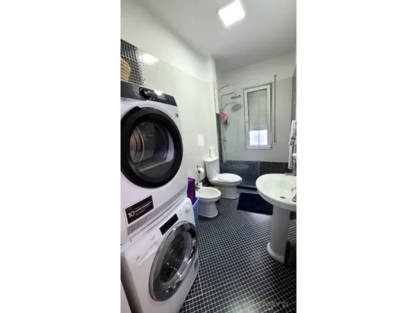 Tirane, jepet me qera apartament 2+1+Ballkon Kati 2, 120 m² 900 € (kopeshti botanik)