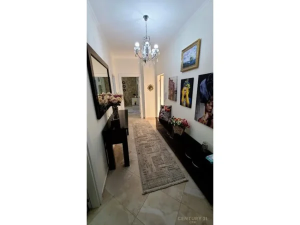 Tirane, jepet me qera apartament 2+1+Ballkon Kati 2, 120 m² 900 € (kopeshti botanik)