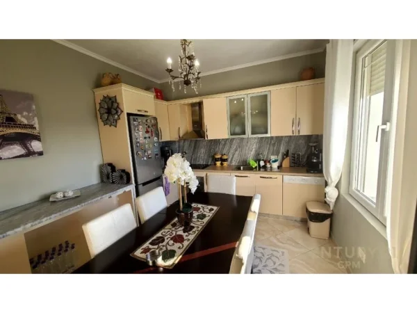 Tirane, jepet me qera apartament 2+1+Ballkon Kati 2, 120 m² 900 € (kopeshti botanik)