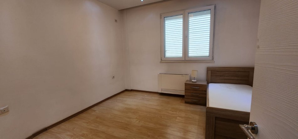 Tirane, jepet me qera apartament 3+1 Kati 2, 150 m² 1.100 € (Rruga elbasanit)