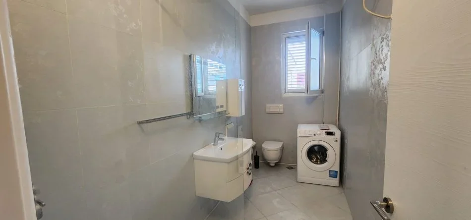 Tirane, jepet me qera apartament 3+1 Kati 2, 150 m² 1.100 € (Rruga elbasanit)
