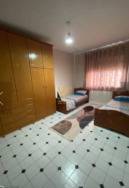 Tirane, jepet me qera apartament 2+1+Ballkon Kati 5, 100 m² 650 € (AMBASADES AMERIKANE)