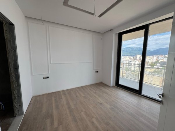 Tirane, shitet 3+1 Kati 10, 140 m² 355.000 € (mine peza)