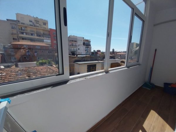 Tirane, jepet me qera apartament 1+1+Ballkon Kati 4, 58 m² 600 € (+ Post Parkimi) Rruga e Durresit)