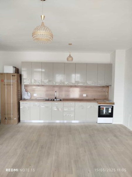 Tirane, jepet me qera zyre Kati 6, 125 m² 500 € (bulevardi i ri)