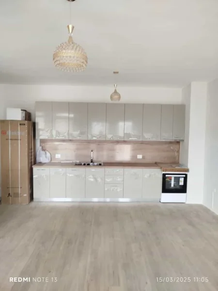 Tirane, jepet me qera zyre Kati 6, 125 m² 500 € (bulevardi i ri)