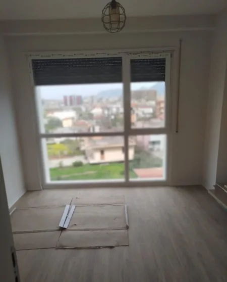 Tirane, jepet me qera zyre Kati 6, 125 m² 500 € (bulevardi i ri)