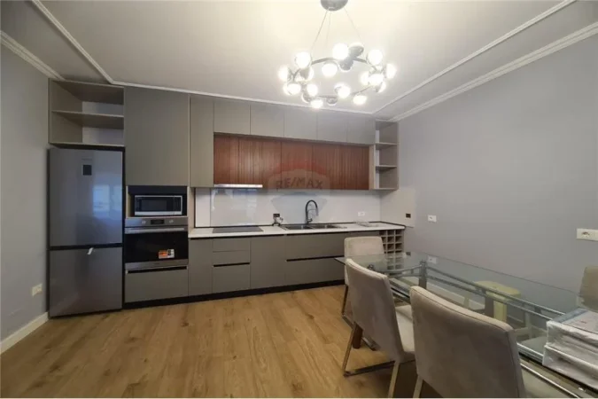 Tirane, jepet me qera apartament 2+1 , 100 m² 1.000 € (ish tregu elektrik)