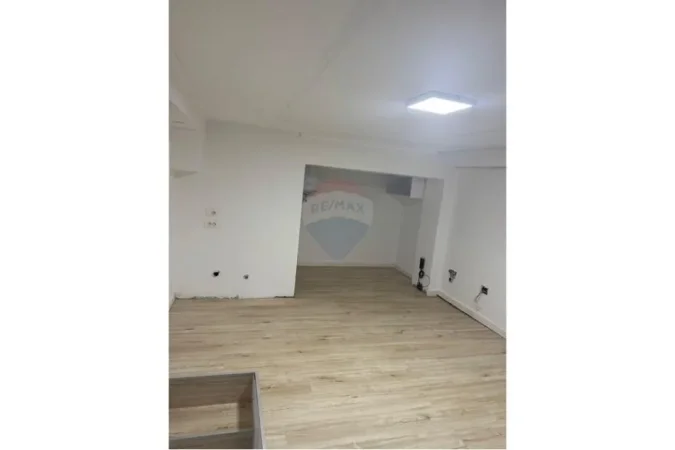 Tirane, jepet me qera dyqan , 36 m² 800 € (rrugea Vaso Pasha)