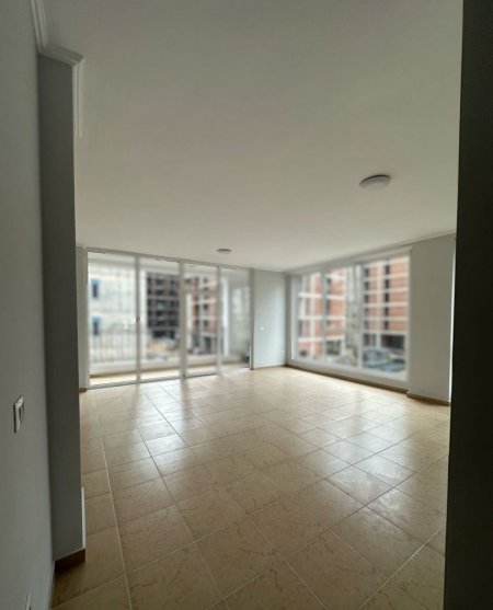 Tirane, jepet me qera zyre Kati 2, 120 m² 1.500 € (stacioni i trenit)