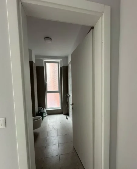 Tirane, jepet me qera zyre Kati 2, 120 m² 1.500 € (stacioni i trenit)