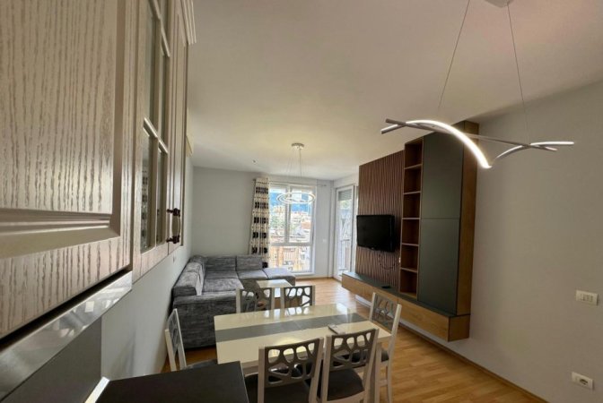Tirane, jepet me qera apartament 2+1+Ballkon Kati 5, 96 m² 800 € (Ambasada Greke)