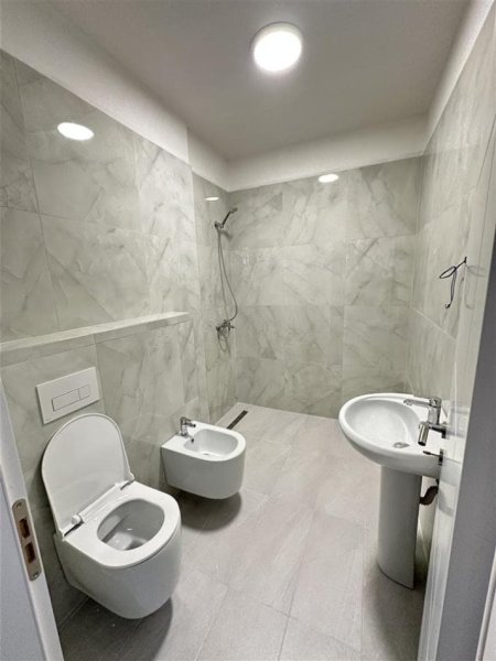 Tirane, jepet me qera apartament 2+1 Kati 8, 75 m² 600 € (astir)
