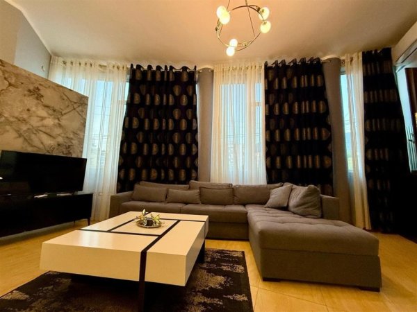 Tirane, jepet me qera apartament 1+1+Aneks+Ballkon Kati 1, 60 m² 400 € (fresku)