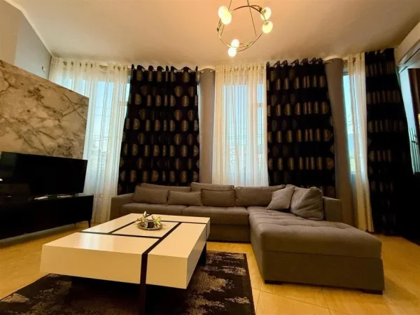 Tirane, jepet me qera apartament 1+1+Aneks+Ballkon Kati 1, 60 m² 400 € (fresku)