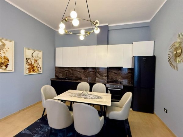Tirane, jepet me qera apartament 1+1+Aneks+Ballkon Kati 1, 60 m² 400 € (fresku)
