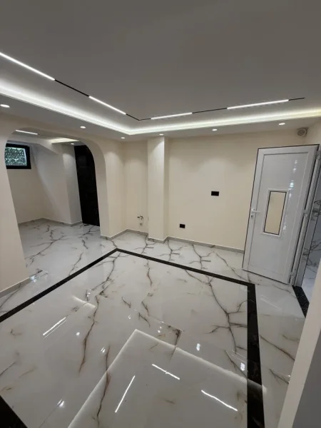 Tirane, jepet me qera ambjent biznesi Kati 0, 80 m² 1.000 € (Tek Ambasades Amerikane)