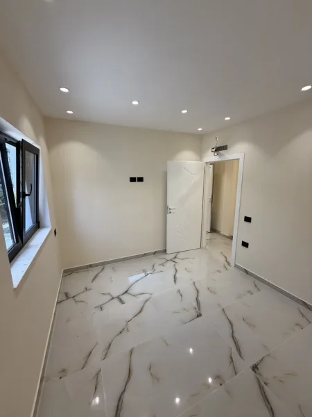 Tirane, jepet me qera ambjent biznesi Kati 0, 80 m² 1.000 € (Tek Ambasades Amerikane)