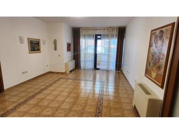 Tirane, jepet me qera ambjent biznesi Kati 9, 100 m² 1.500 € (Bllok)