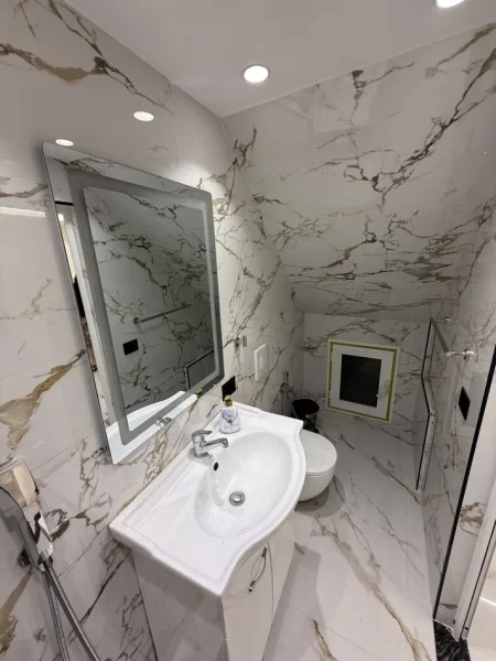 Tirane, jepet me qera ambjent biznesi Kati 0, 80 m² 1.000 € (Tek Ambasades Amerikane)