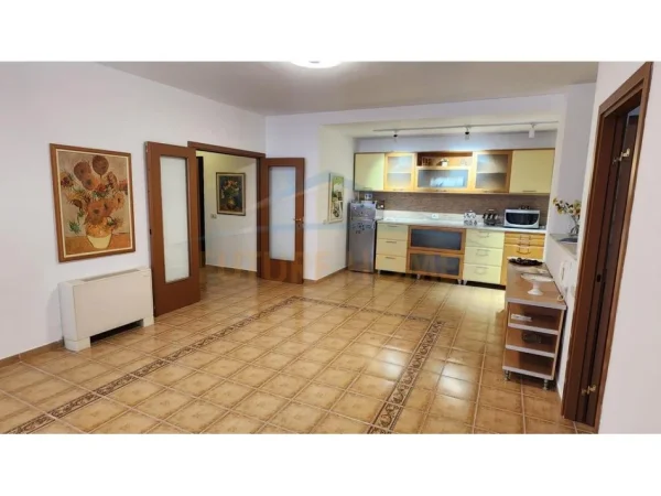 Tirane, jepet me qera ambjent biznesi Kati 9, 100 m² 1.500 € (Bllok)
