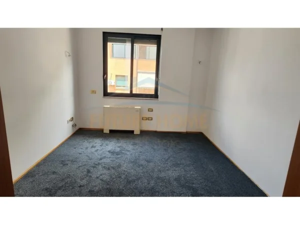 Tirane, jepet me qera ambjent biznesi Kati 9, 100 m² 1.500 € (Bllok)
