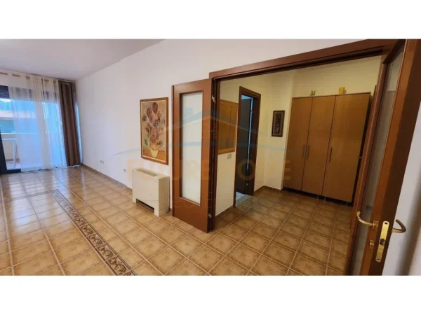 Tirane, jepet me qera ambjent biznesi Kati 9, 100 m² 1.500 € (Bllok)