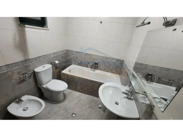 Tirane, jepet me qera ambjent biznesi Kati 9, 100 m² 1.500 € (Bllok)