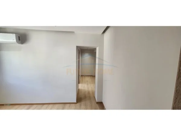 Tirane, jepet me qera ambjent biznesi Kati 3, 55 m² 550 € (Bllok)