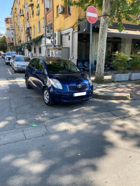 Tirane, shes makine Toyota Yaria Nafte, blu manuale Kondicioner 264.000 km 3.400 €