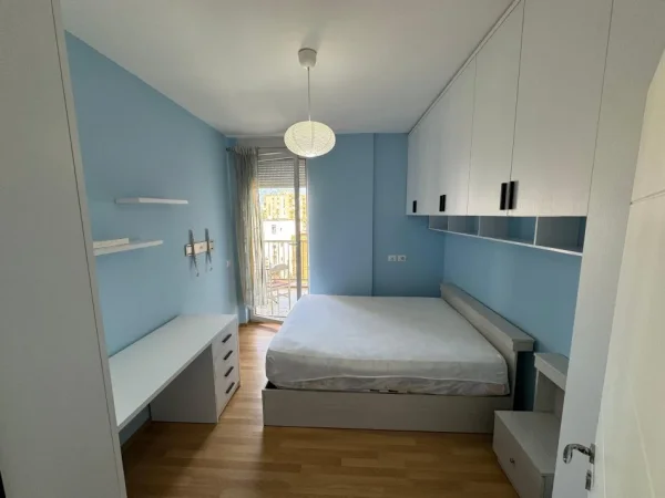 Tirane, jepet me qera apartament 2+1+Ballkon Kati 5, 96 m² 800 € (Rr. Frederik Shiroka)