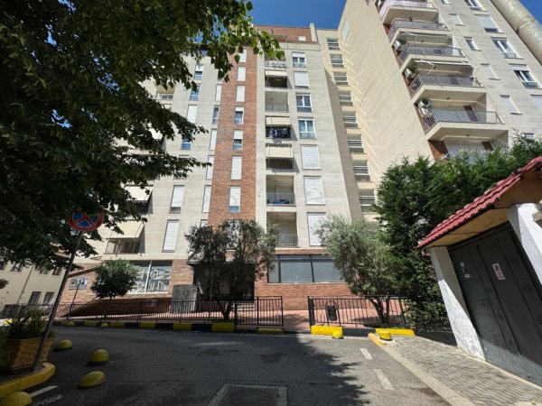 Tirane, jepet me qera apartament 2+1+Ballkon Kati 5, 96 m² 800 € (Rr. Frederik Shiroka)