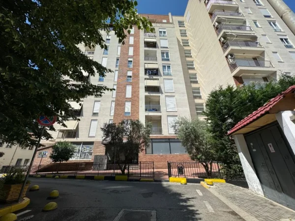 Tirane, jepet me qera apartament 2+1+Ballkon Kati 5, 96 m² 800 € (Rr. Frederik Shiroka)