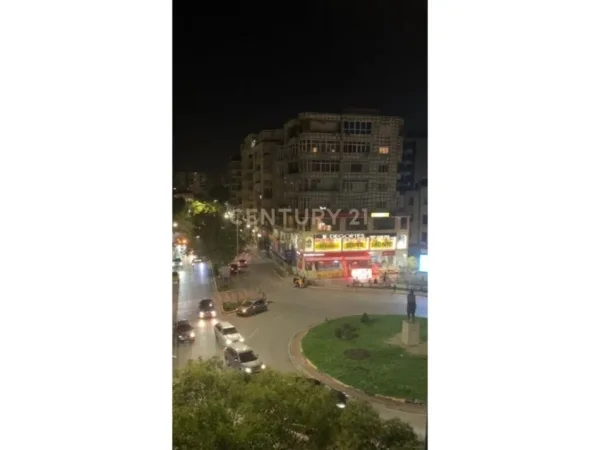 Tirane, jepet me qera zyre Kati 5, 181 m² 1.000 € (Sheshi Willson)