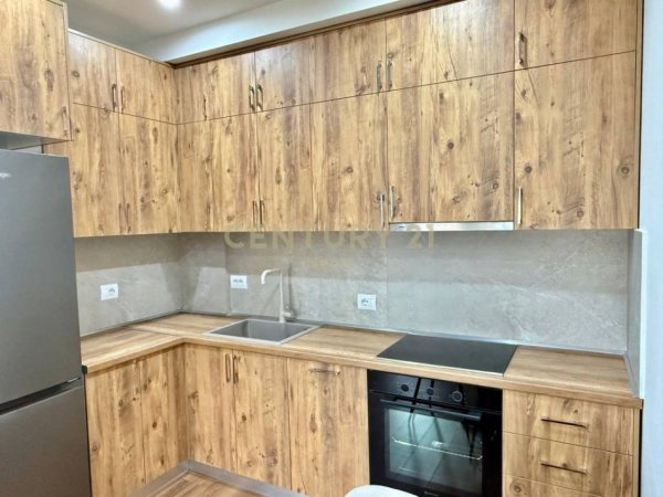 Tirane, jepet me qera apartament 1+1 , 55 m² 650 € (Selvia)